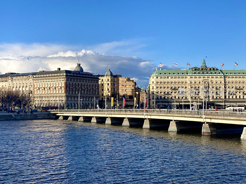 瑞典-斯德哥尔摩-从Gamla Stan(老城区)俯瞰Strömkajen码头和Strömbron大桥